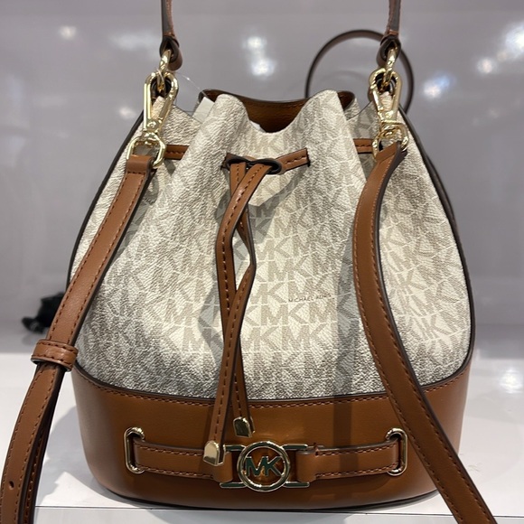 Michael Kors Reed Medium Belted Bucket Messenger Crossbody Handbag Vanilla MK - Picture 4 of 16